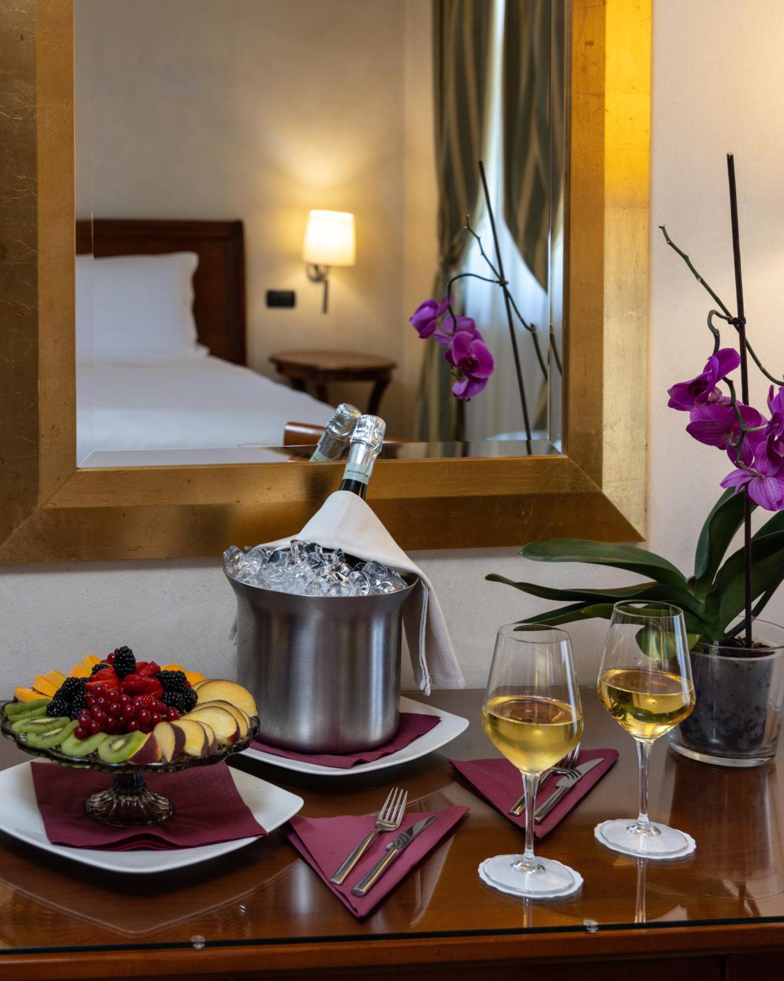 Best Western Plus Hotel Le Rondini San Francesco al Campo Extérieur photo